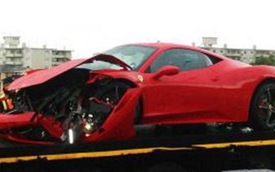 Trùm bất động sản Zimbabwean phá nát siêu xe Ferrari 458 Italia