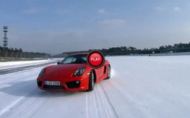 Xem Porsche Cayman S drift trên tuyết và chạm ngưỡng tốc độ