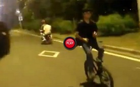 Video: Cưỡi xe đạp ngược, nhắn tin… và tai nạn!