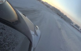 Video: Chóng mặt trong cabin Nissan GT-R drift trên tuyết