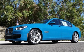 Rao bán hàng độc BMW 750Li M-Sport màu “Laguna Seca Blue”