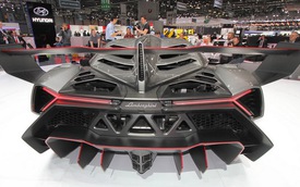 Lần đầu tiên Lamborghini Veneno khoe tiếng gầm