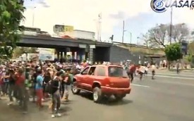 Xe bán tải đâm hàng loạt sinh viên trong buổi biểu tình