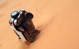 Video: Toyota FJ Cruiser nổi hứng bay rồi lộn nhào tại Ả-rập Xê-út