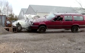 Video: Volvo cậy khỏe gặp ai "bắt nạt" đó