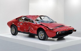 Ferrari bẹp dúm đắt ngang siêu xe mới
