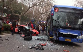 Lamborghini Aventador đâm nát đầu xe buýt tại Trung Quốc
