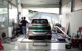 Dùng máy Dyno "test" xe VinFast VF e34: Xe điện vận hành khác xe xăng thế nào?