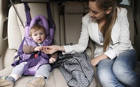 Kinh nghiệm di chuyển an toàn với trẻ nhỏ trong xe hơi