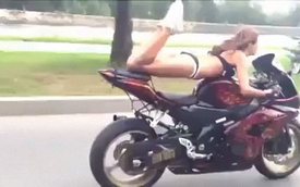 "Nữ quái xế" ăn mặc mát mẻ, biểu diễn môtô giữa phố
