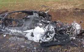 Lamborghini Aventador gặp nạn cháy trơ khung