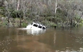 Toyota Land Cruiser "bơi" qua sông như xe lội nước
