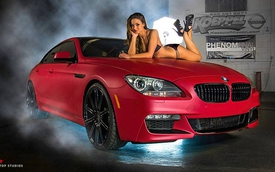 Bikini nóng bỏng bên BMW 6-Series đỏ mờ