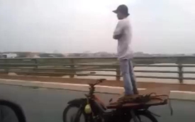 Video thanh niên Việt Nam "làm xiếc" với xe máy lên báo Tây