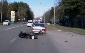 Bận soi gương, biker "hôn" vào đuôi xe cảnh sát