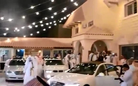 Đám cưới Ả-Rập với sự tham gia của xe sang và... súng AK