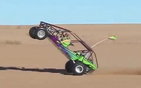 10 tuổi bốc đầu xe địa hình trên sa mạc như tay đua chuyên nghiệp