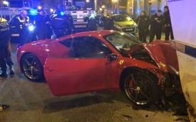 Ferrari 458 Italia bẹp đầu vì đâm vào thùng rác