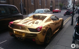 Chói mắt với Ferrari 458 Spider mạ crôm vàng tại London