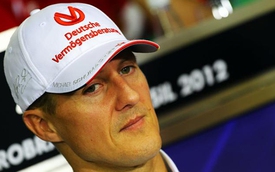 Michael Schumacher nháy mắt và phản ứng với tiếng nói
