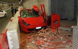 Ferrari 458 Spider bay qua barrier và "hạ cánh" không an toàn
