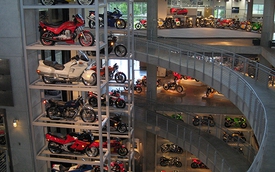 Đại cảnh hoành tráng bên trong bảo tàng môtô lớn nhất thế giới
