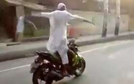 "Dân chơi" Ấn Độ cưỡi naked bike FZ-S biểu diễn giữa phố