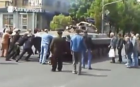 Người biểu tình liều lĩnh chặn xe tăng bằng tay