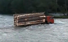 Xe tải Nga lội sông, vượt suối như đường bằng