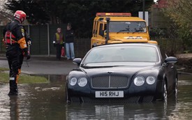 Bentley ngâm nước bị chủ bỏ rơi
