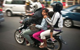 Chuyện lạ: Phụ nữ bị cấm dạng chân khi ngồi sau môtô