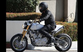 Brad Pitt cưỡi môtô siêu đắt