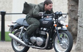 Tom Cruise đầu trần cưỡi môtô