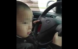 Bé 4-5 tuổi lái ôtô trên đường Hà Nội