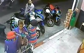 Video: Dựng ngoài cửa hàng, Vespa LX bị cạy cốp