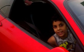 Video: "Trẻ ranh" lái siêu xe Ferrari F430