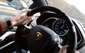 Video: Xem Lamborghini Aventador "vít ga" lên 300 km/h
