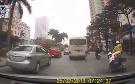 Video: Ngã lăn ra đường Hà Nội vì ngủ gật