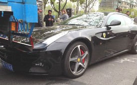 Ferrari FF thử độ bền với xe tải