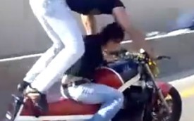 Video: Màn biểu diễn "điên rồ" trên môtô của cặp đôi Pakistan