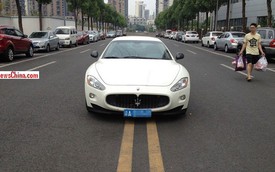 Gái trẻ đỗ Maserati GranTurismo giữa đường vì... nhầm vạch