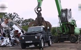 Cận cảnh quá trình nghiền nát Land Rover Defender nhập lậu
