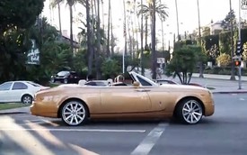 Mải ngắm Rolls-Royce Phantom, người lái Subaru đâm vào "Mẹc"