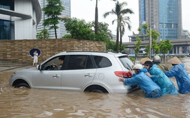 Dịch vụ thời ngập nước: Đẩy ôtô chết máy, 700.000 Đồng/lần