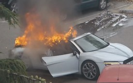 Audi R8 Spyder 2014 bỗng dưng "chết cháy" trong đám cưới