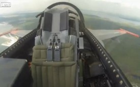 Xem chiến đấu cơ không người lái Boeing F-16 bay trên bầu trời