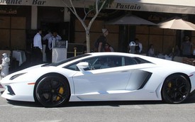 Anh rể cô Kim "siêu vòng ba" sắm Lamborghini Aventador trắng muốt