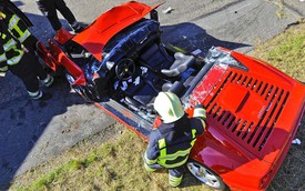 Ferrari F355 Berlinetta bị cắt mui để giải cứu hành khách