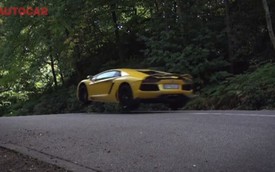 Xem cặp đôi Lamborghini Aventador "nhảy xa"