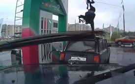 Thanh niên "quá khích" nhảy nhót trên nóc xe Lada